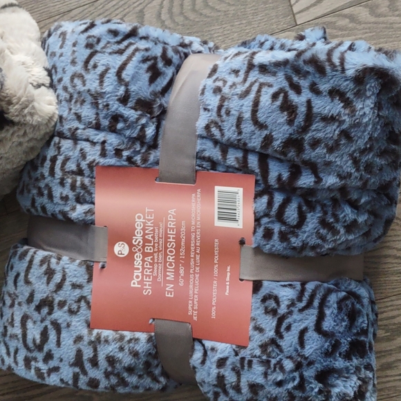 Beautiful throws blankets 🌟♥️🍀 - Picture 2 of 4